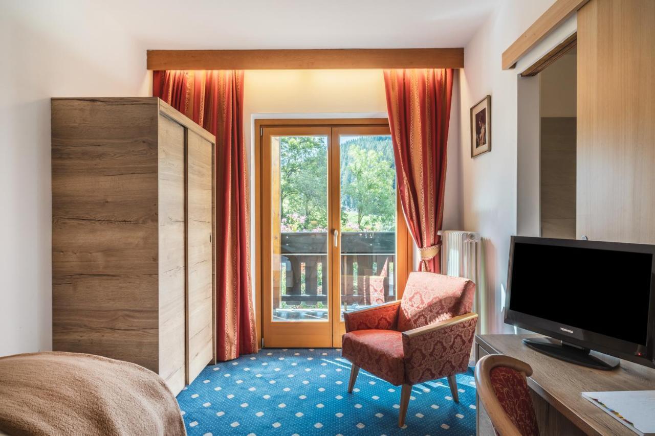 Hotel Erna คอลเลอิซาร์โค ภายนอก รูปภาพ