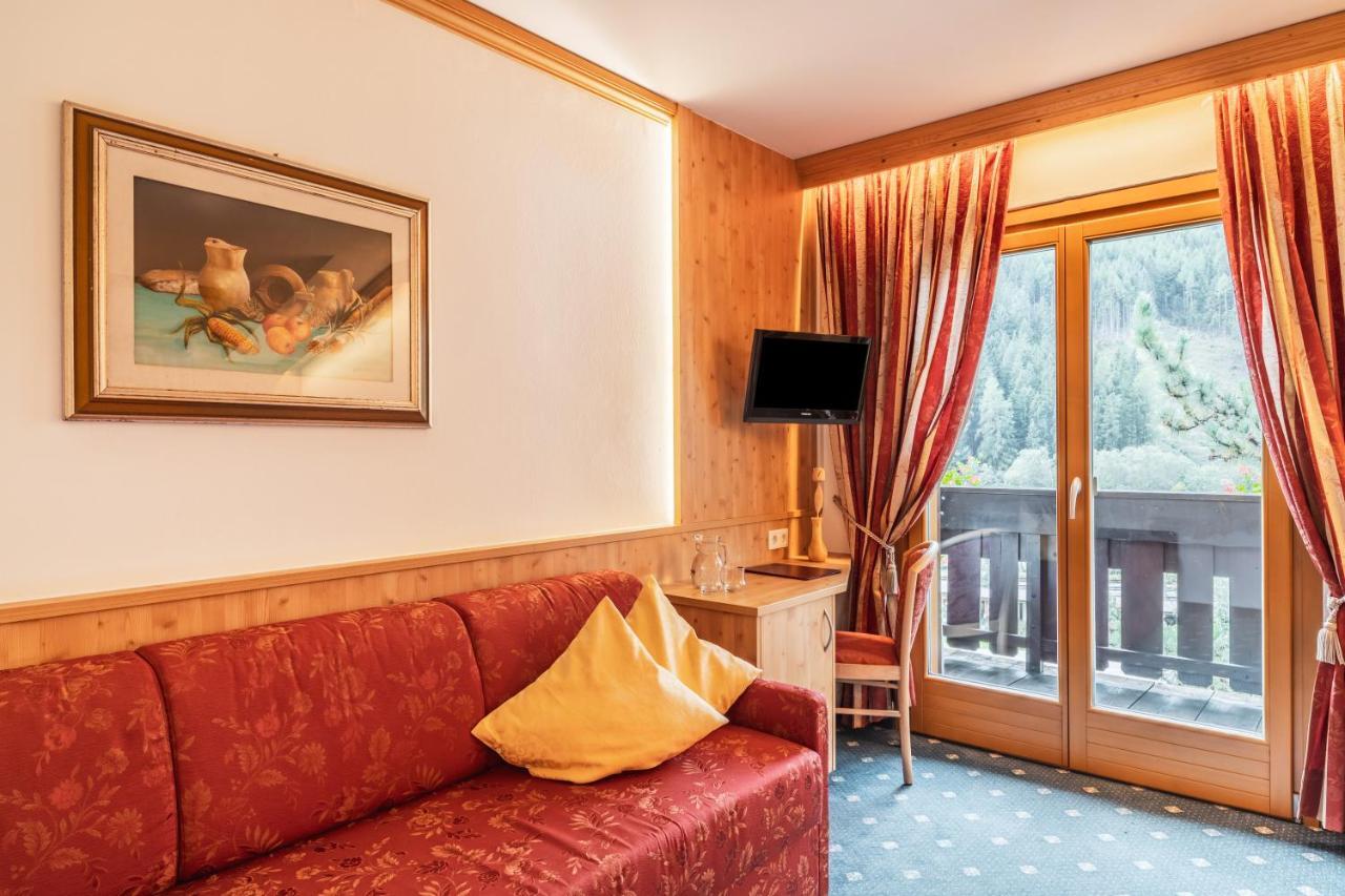Hotel Erna คอลเลอิซาร์โค ภายนอก รูปภาพ